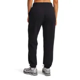 Pantalón de jogging Under Armour color negro, con cintura elástica ajustable mediante cordón, puños elásticos en los tobillos y logo de la marca bordado en la pierna izquierda.