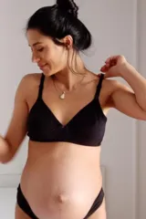 Soutien maternal de algodón elastizado, sin aros, con breteles anchos regulables y sistema de clip para lactancia.