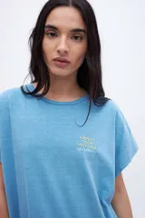 Musculosa gris con estampado en el pecho y corte en la espalda.