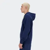 Campera con capucha y cierre frontal, color azul marino, con logo New Balance bordado en blanco en el pecho. Presenta bolsillos canguro frontales y cordones ajustables en el bajo.