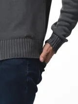 Buzo tejido de algodón color gris oscuro, con cuello redondo y diseño clásico.