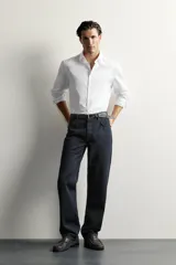 Camisa slim fit de algodón blanco con cuello italiano y manga larga con puño abotonado. Cierre frontal con botonadura.