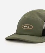 Gorra Renner confeccionada en poliamida verde con visera curva, parche frontal bordado con la palabra "soul" y paneles laterales y traseros de malla negra respirable.