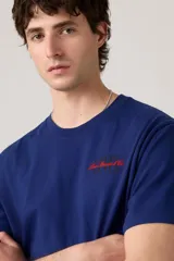 Remera azul de corte relajado con logo Levi's serigrafiado en rojo en el pecho.