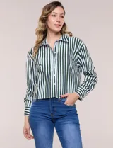 Camisa crop de manga larga con diseño de rayas verticales verdes y blancas, cuello camisero clásico y cierre frontal de botones.