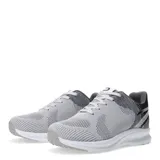 Championes deportivos de tejido de punto en tonos grises, con suela blanca y detalles en negro y naranja. Presentan cierre con cordones y diseño ergonómico.