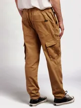 Pantalon tipo jogger cargo color tostado, con cintura elástica ajustable mediante cordón, bolsillos laterales con solapa y puños elásticos en los tobillos.