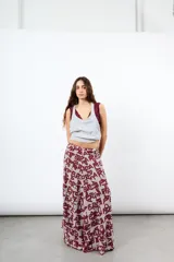 Falda larga de gasa estampada, de doble tela y corte amplio con cierre lateral oculto.