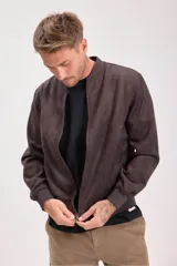 Cazadora bomber marrón de efecto gamuza, con cierre frontal, cuello redondo y puños y cintura acanalados.