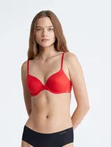 Brasier Calvin Klein color rojo, con copas moldeadas, breteles finos regulables y logo en el lateral izquierdo.
