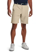 Short de golf color beige, de corte recto, con cierre frontal y bolsillos laterales. Incluye cinturón azul marino.