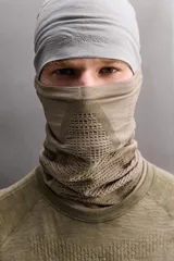 Cubre cuello de tejido técnico térmico elástico con lana, color gris oscuro. Presenta diferentes texturas de tejido para facilitar la transpiración y termorregulación.