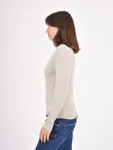 Remera de manga larga en tejido acanalado, con cuello redondo y ajuste al cuerpo.