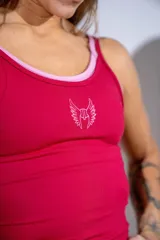 Musculosa deportiva de lycra color bordó con doble tela, breteles en contraste rosado y logo bordado en el centro del pecho.