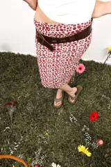 Faja de cuero marrón con hebilla metálica y detalles de tachas doradas.