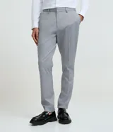 Pantalón de vestir masculino modelo básica, con cintura con trabillas, cierre tradicional con vista oculta y bolsillos laterales.