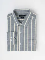 Camisa de manga larga con efecto lino, diseño a rayas verticales en tonos azul y beige, cuello camisero, botonadura frontal y bolsillo ojal en el pecho.