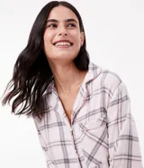 Camisón corto en franela cuadrillé blanca con gris y rosa, con cuello solapa, manga larga, abotonado frontal, bolsillo frontal y detalle de vivo contrastante.