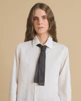 Corbata negra de vestir.