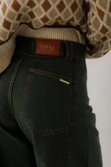 Jean de corte wide leg con tiro alto, confeccionado en denim azul. Presenta un diseño de pierna muy amplia, costuras laterales marcadas y ruedo deshilachado.