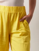 Pantalón de lino amarillo, marca Cupio, con pretina ancha elastizada y bolsillos delanteros.
