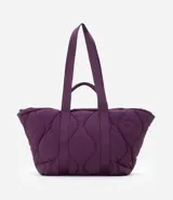 Cartera tipo shopper de gran tamaño con diseño acolchado puffer, confeccionada en poliéster. Presenta asas anchas de cinta de gorgorán para llevar al hombro y una estructura amplia en forma de trapecio invertido.