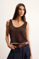 Musculosa marrón de tejido de punto con escote redondo y detalles de bordado artesanal en contraste en el cuello, las sisas y el ruedo.