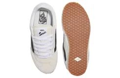 Championes Vans modelo Super Low Pro de perfil bajo, confeccionados en ante y material sintético color beige con la icónica banda lateral Sidestripe en negro. Presentan detalles perforados en los laterales, cierre de cordones blancos y suela de caucho con diseño Waffle.
