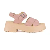 Sandalias de plataforma color rosa con textura tipo piel de cocodrilo, con dos tiras anchas cruzadas sobre el empeine y tira con hebilla al tobillo.