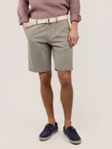 Bermuda de hombre de corte regular fit, color gris, con cierre de cremallera y botón, bolsillos laterales y traseros.