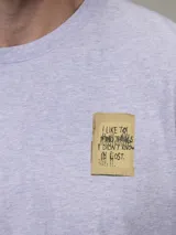 Remera gris de algodón con cuello redondo y estampado pequeño en el pecho.