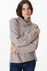 Sweater de punto con cuello polera, de corte holgado y mangas largas con puños acanalados.