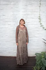 Vestido largo de encaje con mangas largas y cuello redondo. El vestido es de corte recto y tiene un forro interior.