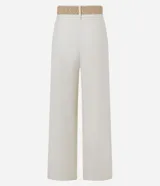 Pantalón wide leg de cintura alta color crudo, confeccionado en viscolino, con trabillas en la cintura, cierre tradicional y pliegues. Incluye cinturón de rafia artificial.