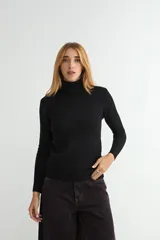 Polera de cuello alto y manga larga, confeccionada en tejido de punto fino con puños y ruedo acanalados.