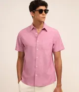 Camisa de hombre, corte regular, color rosado con textura jaspeada, cuello inglés, manga corta, bolsillo en el pecho y abotonadura frontal.