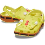 Zuecos Crocs amarillos con diseño inspirado en Bob Esponja, con detalles en marrón, blanco y rojo, perforaciones de ventilación y tira trasera pivotante.