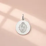 Dije circular de plata 925 con grabado del Escudo Nacional de Uruguay en el centro.