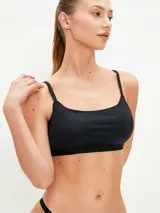 Top de bikini negro de corte recto, con tirantes finos ajustables y banda elástica inferior.