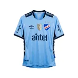 Camiseta de fútbol Umbro del Club Nacional de Football, edición especial celeste 2026. Diseño en color celeste con detalles en azul marino y blanco, con tejido jacquard inspirado en los 19 departamentos de Uruguay. Incluye el escudo del club, logo de Umbro, sponsors y emblemas oficiales en el frente.