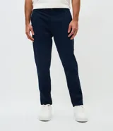 Pantalón masculino de corte skinny confeccionado en sarga de algodón con elastano. Presenta cierre frontal con botón y cremallera, cintura con trabillas y bolsillos laterales y traseros.