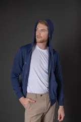Campera con capucha y cierre frontal, confeccionada en algodón de color azul. Presenta bolsillos tipo canguro, puños y ruedo acanalados.