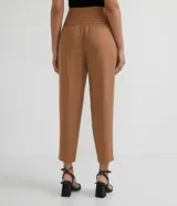 Pantalón rosado de liocel con cintura ancha y pespuntes, cierre frontal con cremallera, dos bolsillos laterales y bajo diagonal.