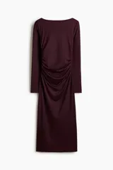 Vestido midi entallado de punto de viscosa, color bordó, con escote bote, mangas largas y laterales fruncidos con efecto drapeado.
