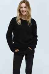 Jean de corte bootcut con cinco bolsillos, confeccionado en denim con leve elasticidad. Presenta cintura clásica con cierre de botón y raya planchada tanto en el frente como en la parte posterior.