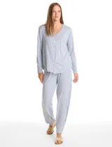 Conjunto de pijama de dos piezas con estampado de rayas verticales. Incluye una camisa de manga larga con escote en V, cierre frontal con botones y un bolsillo aplicado en el pecho. El pantalón cuenta con cintura elástica y lazo de ajuste.