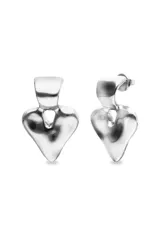 Pendientes de plata de ley con forma de corazón irregular y acabado pulido. Son de tipo botón con cierre de mariposa.