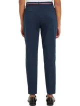 Pantalón de vestir azul marino de corte slim, con cinturón incorporado con detalles distintivos de la marca.