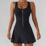 Vestido deportivo negro con cierre frontal y falda acampanada.
