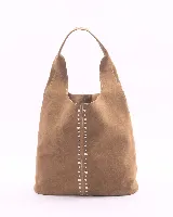 Cartera tipo hobo de cuero natural color suela, con diseño de tachas metálicas plateadas dispuestas en una línea vertical central.